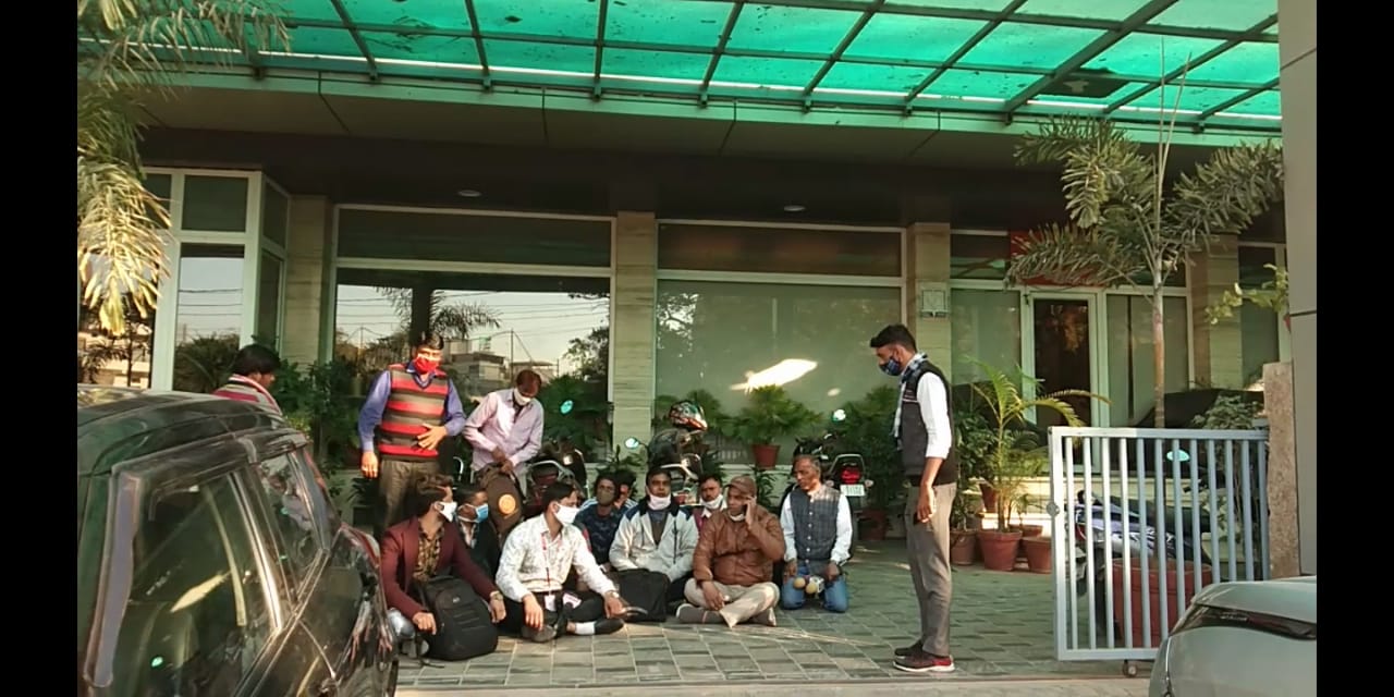 Journalists trapped in hotel elevator